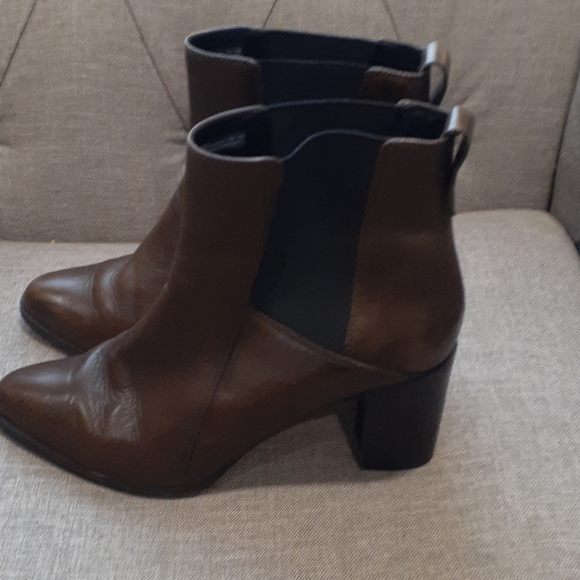 Clarks Shoes - Clarks brown Chelsea leather ankle bootie size 10M